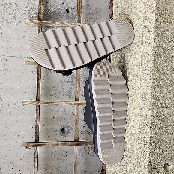 Cougar big buckle black leather slide sandals sz 9 - Picture 5 of 6